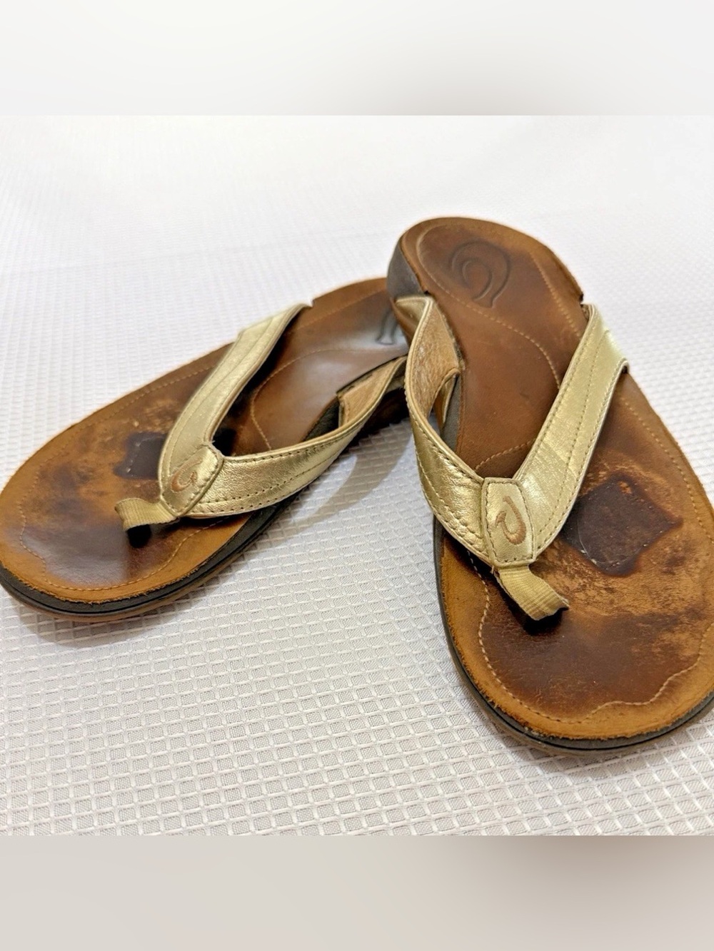 Olukai Women's Kumu Flip Flops Size US 8 Thong Gold Metallic Beach Fishing